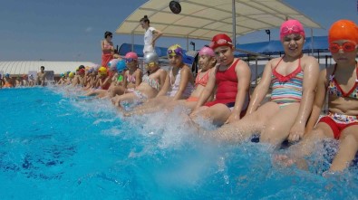 Bayraklı'da Minikler İçin Yüzme Kursları Başlıyor
