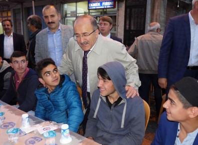Gümrükçüoğlu, Geleneksel Halk İftarlarının Startını Hayrat'ta Verdi