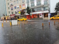 İstanbul'da Sağanak Yağış Etkili Oldu