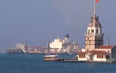 Dev Gemi İstanbul Boğazı'nda