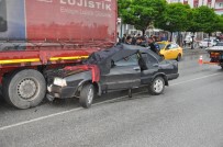 Otomobil Kırmızı Işıkta Bekleyen Tıra Çarptı Açıklaması 2 Ölü, 2 Yaralı