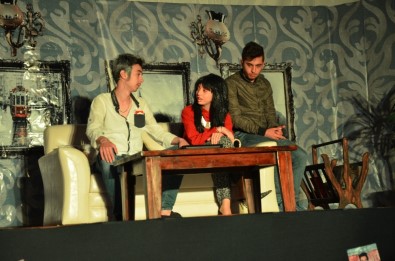 'Sevgiyi Ararken'de Müdür De Rol Aldı