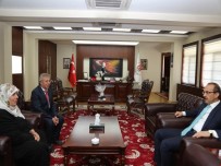 YILIN ANNESİ - Vali Yavuz Yılın Annesini Makamında Ağırladı