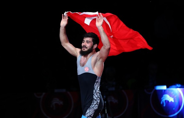 Güreşte bir altın madalya daha