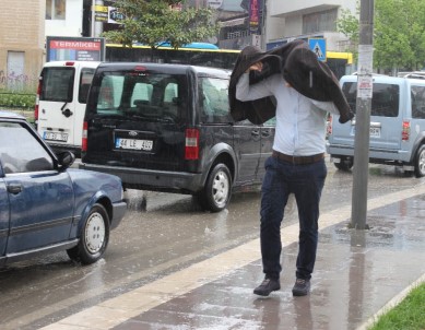 Elazığ'da Sağanak Yağış Etkili Oldu