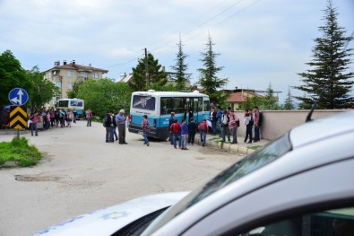 Freni Patlayan Minibüs Okulun Bahçe Duvarına Çarptı Açıklaması 5 Yaralı