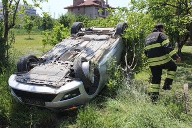 Hafif Ticari Aracın Çarptığı Otomobil Takla Attı Açıklaması3 Yaralı