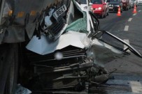MEHMET KOCABAŞ - Tekeri Patlayan TIR Otomobili Biçti Açıklaması 2 Yaralı