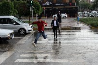 SU TAŞKINI - Adıyaman'da Şiddetli Yağmur Ve Dolu Hayatı Olumsuz Etkiledi