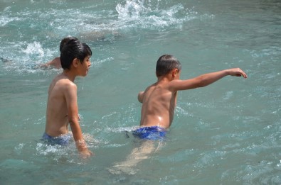 Sıcak Havaya Dayanamayan Çocuklar Soluğu Havuzlarda Aldı