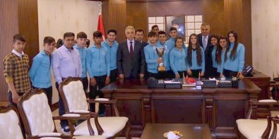 Türkiye Şampiyonu Ekipten Vali Toprak'a Ziyaret