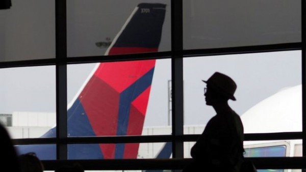 Delta Havayolları'nın başı uçaktan indirilen aile ile dertte