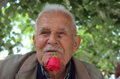 59 yıldır ağzında gülle dolaşıyor! Öyle bir sebebi var ki...