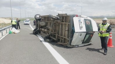 Tarım işçilerini taşıyan minibüs devrildi: 13 yaralı