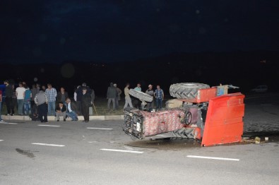 Tokat'ta Otomobille Traktör Çarpıştı Açıklaması 2 Yaralı
