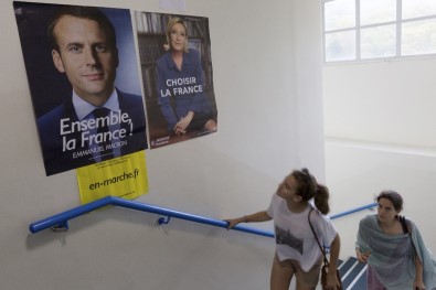 Fransa, Cumhurbaşkanını Seçmek Üzere Sandığa Gidiyor