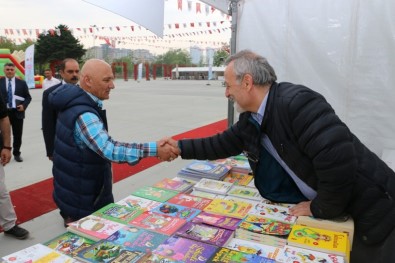 Başkan Altınok Öz, Çocuk Kitapları Fuarı'nda Miniklerle Buluştu