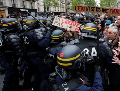 Fransız protestocular sokağa döküldü
