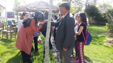 Öğrenciler Okullarına İsmi Verilen Şehit Halisdemir'in Kabrini Ziyaret Etti
