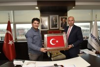 15 Temmuz Gazisinden Başkan Togar'a Nakış İşlemeli Türk Bayrağı Tablosu