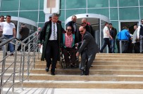 ENGELLİ ASANSÖRÜ - Avukatlardan Engelli Rampası Olan Binada Rampa Eylemi