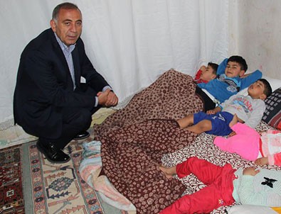 Gürsel Tekin Suriyelilerin evine ayakkabıyla girdi