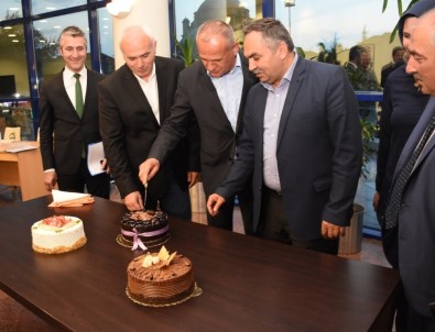 Meclis Üyesi Ayhan Cicu'ye Mecliste Sürpriz Doğum Günü