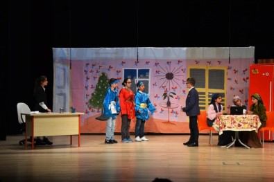 Ortaokul Öğrencilerinden Tiyatro Gösterisi