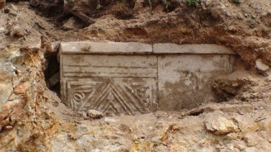 Tuzla'da yol çalışmaları sırasında yapılan kazıda lahit mezarlar bulundu