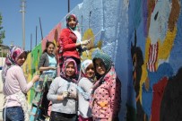 İLKAY - Bir Yılın Stresini Duvarları Boyayarak Atıyorlar