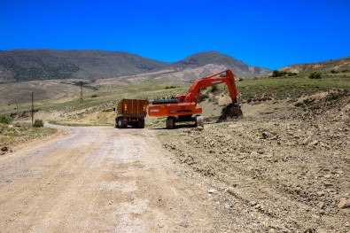 Darende'de Yol Açma Ve Genişletme Çalışmaları