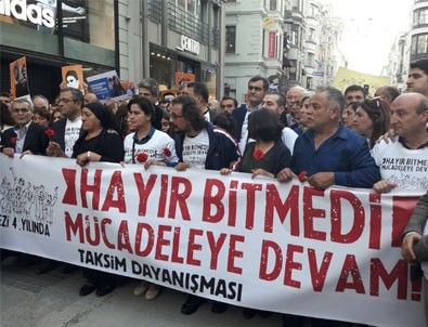 HDP ve CHP'li vekiller kırmızı fularlı terörist için yürüdü