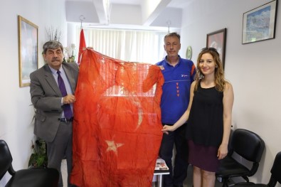 Kurtuluş Şavaşı'ndan Kalan Türk Bayrağı Burhaniye Belediyesi'ne Hediye Edildi