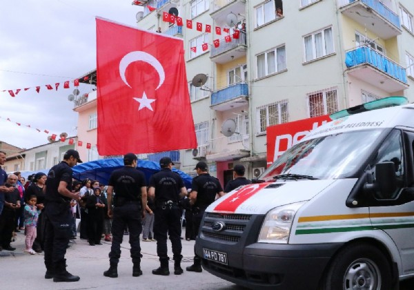 Şehit Yarbay Songül Yakut'un cenazesi evine getirildi