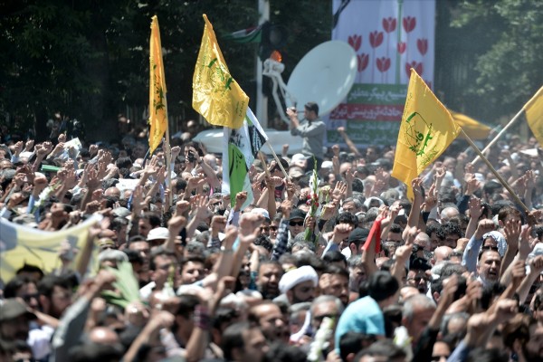 İran sokağa döküldü: 'Suudi Arabistan'a ölüm' sloganları!