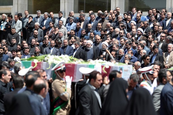 İran sokağa döküldü: 'Suudi Arabistan'a ölüm' sloganları!