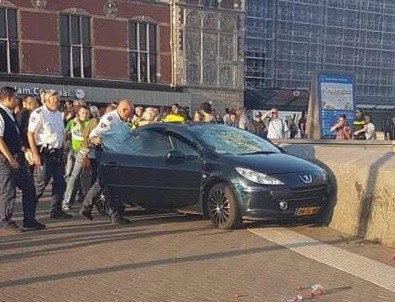 Amsterdam'da araç yaylara çarptı