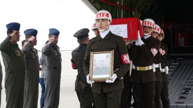 Rizeli Şehit Uzman Çavuş Soner Fazlıoğlu'nun Cenazesi Rize'ye Gönderilmek Üzere Askeri Uçakla Trabzon'a Getirildi