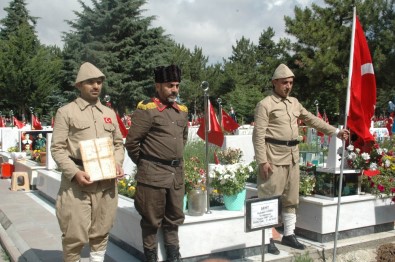 Şehit Tümgeneral Aydoğan Aydın'ın Mezarı Başında Nöbet