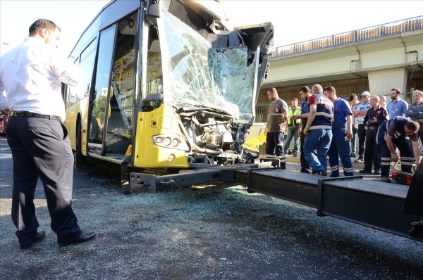 Metrobüsler kafa kafaya çarpıştı