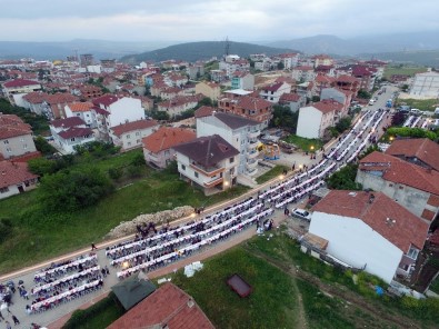 Beşiktaş Mahallesi'ndeki İftar Sofrasında Binlerce Kişi Bir Araya Geldi