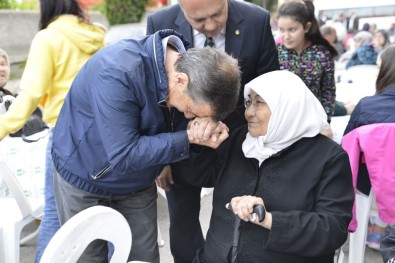 Tepebaşı Belediyesi Şeker Mahallesi'nde İftar Verdi