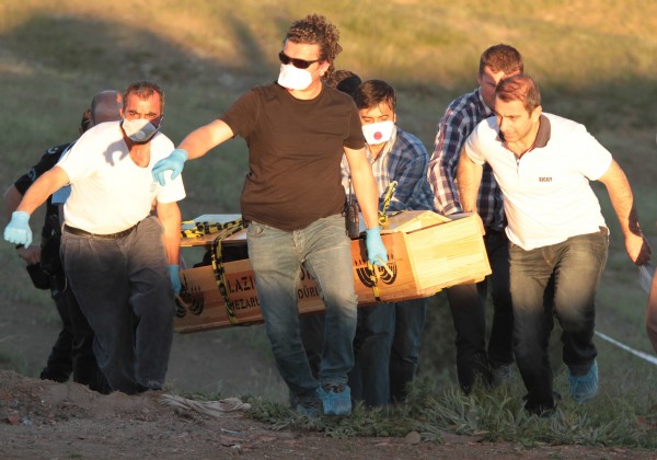 17'lik eş kocasını çekiçle öldürüp, sevgilisiyle yakmış