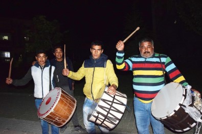 Ailecek Davulculuk Yapıyorlar