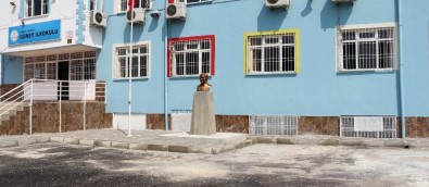 Akdeniz Belediyesi'nden Okula Atatürk Büstü Desteği