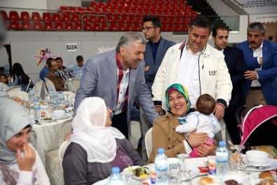 Başkan Çelik Çalışma Arkadaşlarıyla İftar Yaptı