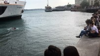 GÜNEŞLİ HAVA - İstanbul'da Sıcaktan Bunalan Gençler Denize Atladı