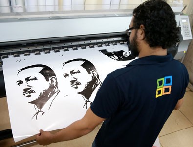 Katar'da Erdoğan posterlerine yoğun ilgi