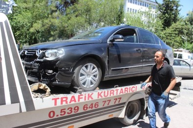 Otomobille Hafif Ticari Araç Çarpıştı Açıklaması 2 Yaralı