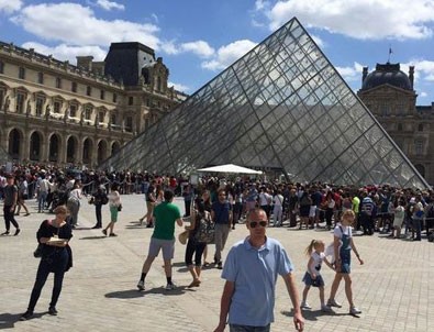 Paris'teki Louvre Müzesi tahliye edildi!